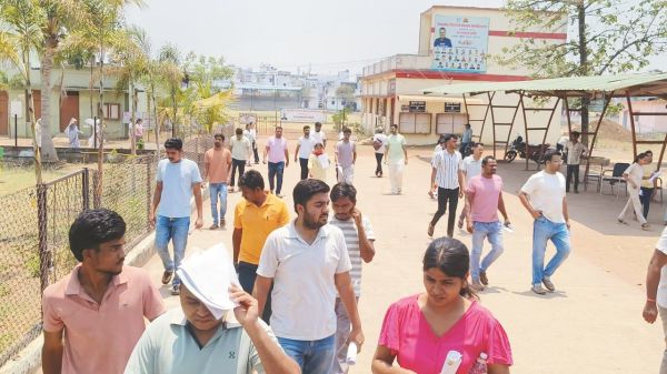 कड़ी जांच के बाद मंडी उप निरीक्षक परीक्षार्थियों को केंद्रों में मिला प्रवेश