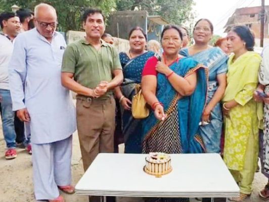 खराब सडक़ों की ‘वर्षगांठ’ मनाकर कांग्रेस कार्यकर्ताओं ने जताया विरोध