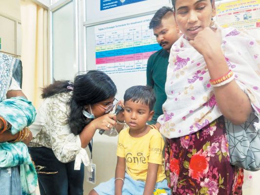 मुख्यमंत्री स्वस्थ बस्तर अभियान: कुम्हारपारा स्वास्थ्य शिविर में 156 लोगों का उपचार