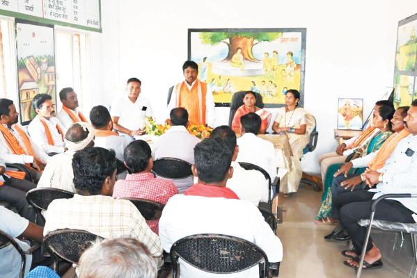 बस्तर सांसद ने ग्रामीणों और कार्यकर्ताओं संग सुनीं मोदी के मन की बात