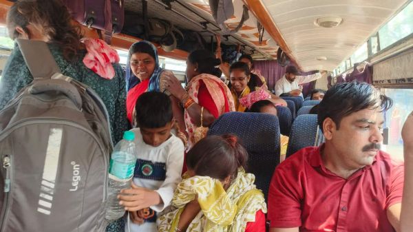 शादी सीजन में बसों में खचाखच भीड़