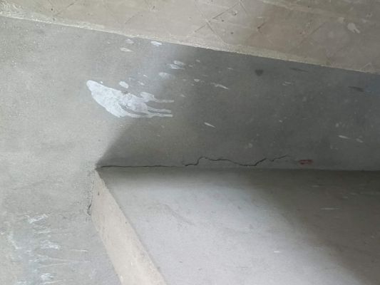 तीन साल पहले बनी तहसील-  जिला पंजीयन भवन में दरारें