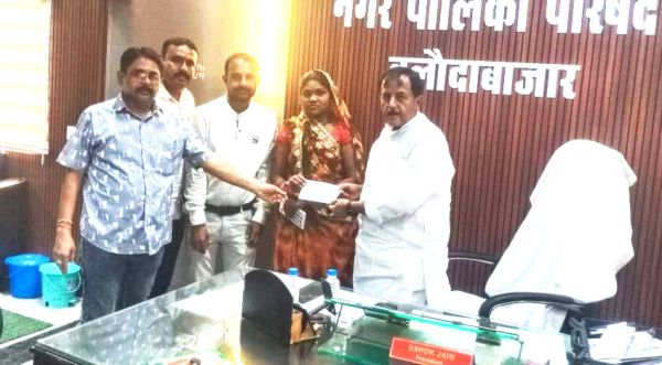 स्वेच्छानुदान मद से 24 हितग्राहियों को सहायता राशि वितरित