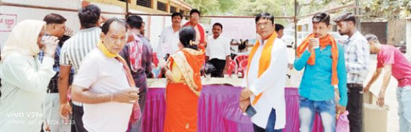 भीषण गर्मी में पेयजल-शरबत बांटे