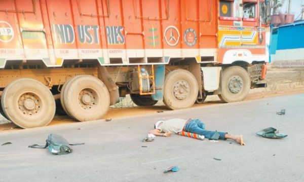 ट्रक-बाइक में भिड़ंत, दो मौतें