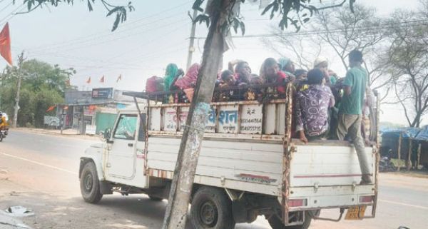 लापरवाही की रफ्तार, मालवाहकों में ठूंस-ठूंसकर ढोए जा रहे लोग