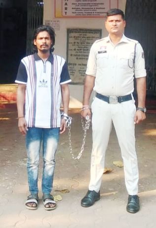 राह चलते से लूट, शराब दुकान के सामने से बाइक भी पार