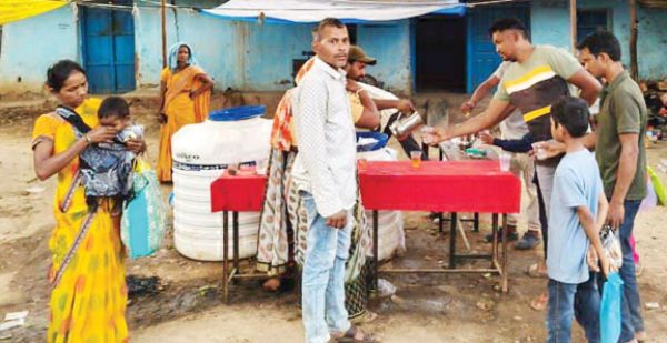 भीषण गर्मी में राहत: समाजसेवियों ने शुरू किया ठंडा शरबत प्याऊ