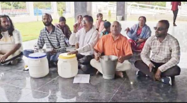 पेयजल संकट से जूझ रहे वार्डवासियों का निगम कार्यालय में प्रदर्शन