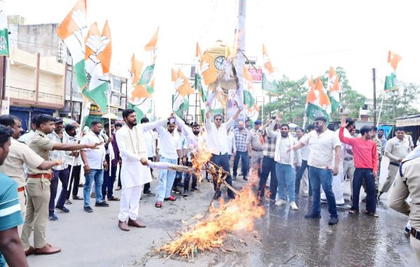 युवा कांग्रेस ने मांगों को लेकर किया प्रदर्शन, पुतला फूंका