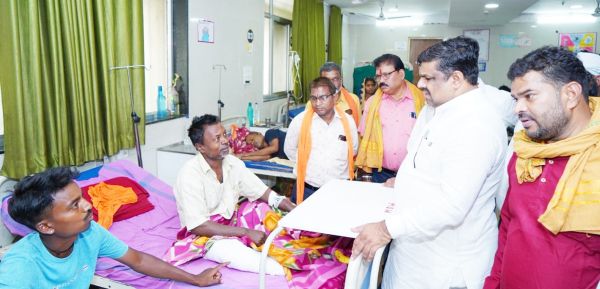 बारातियों से भरी बस पलटी, 19 बाराती घायल, दो गंभीर