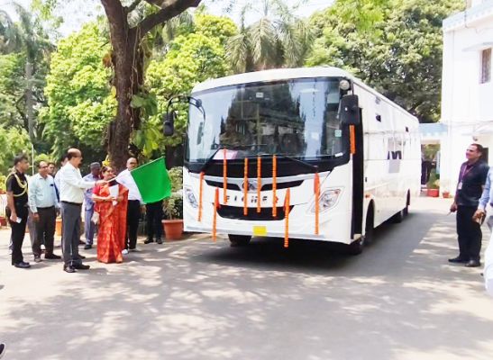 संगीत विवि को शासन से 55 सीटर बस मिली, राज्यपाल ने किया रवाना