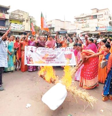 महिला आक्रोश सम्मेलन, राहुल का पुतला फूंका