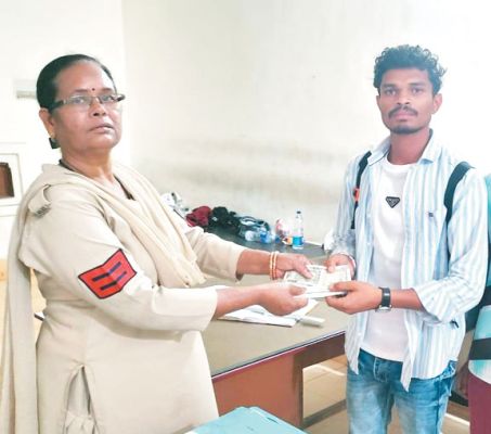 रास्ते में मिले 13 हजार युवक ने थाने में जमा किए, पुलिस ने सराहा