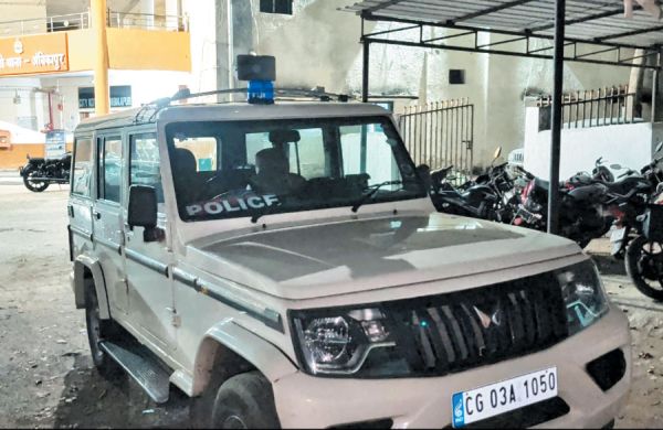 गांजा तस्कर की तलाश में पहुंची पुलिस की बोलेरो लेकर भागा युवक