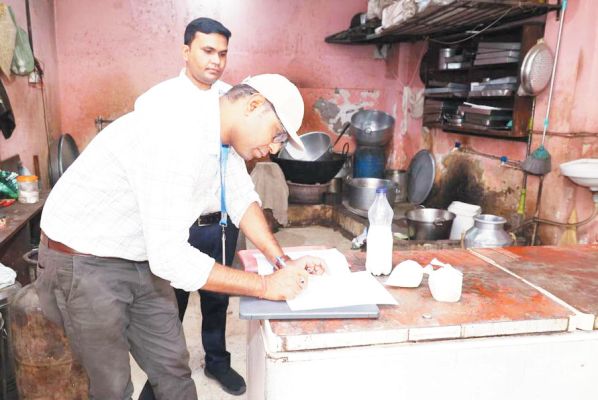 सुबह-सुबह डेयरियों पर दबिश, खाद्य पदार्थ के लिए सैंपल