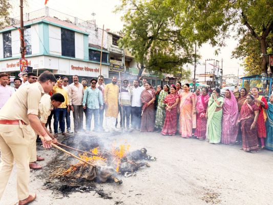 नारी शक्ति वंदन अधिनियम,  विरोधी दलों का पुतला फूंका