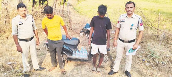 शराब बेचते दो गिरफ्तार