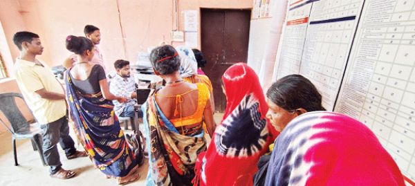 महतारी वंदन:  ई-केवाईसी कराने कतार