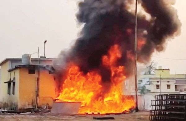  प्लाईवुड के ढेर में लगी आग, लोगों की सूझबूझ से बड़ा हादसा टला