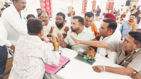 विपक्षी पार्षदों का आरोप, सत्तारूढ़ दल  ने बिना सूचना बुलाया विशेष सम्मेलन