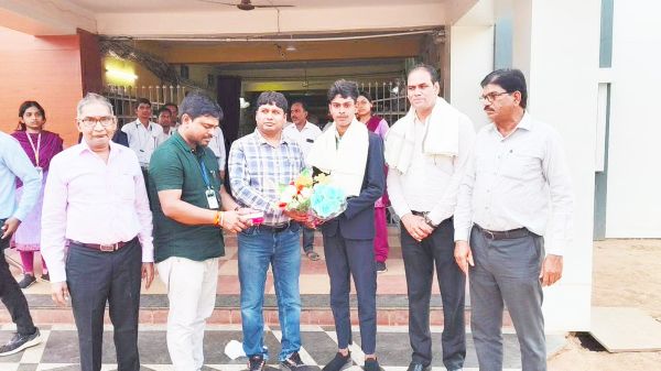 10वीं में किसान का बेटा हेमंत पटेल मेरिट लिस्ट में