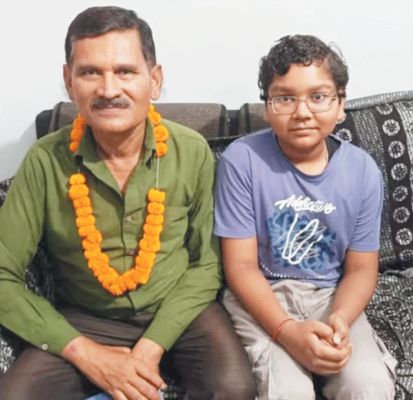 बोर्ड टॉपर्स को केंद्रीय मंत्री साहू की बधाई, अंशुल से कहा- जल्द आऊंगा सोनपापड़ी लेकर