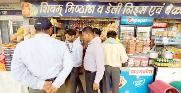 एक्सपायरी खाद्य सामान जब्त, दो दुकानों का लाइसेंस रद्द, जुर्माना भी