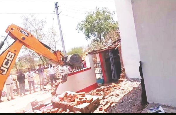 शिकारीटोला में अवैध कब्जा व अतिक्रमण पर चला बुलडोजर