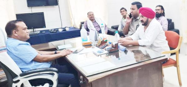 जिला अस्पताल में 4 माह से सोनोग्राफ ी बंद,  एम्बुलेंस से ढो रहे सामान-गुरमीत चावला