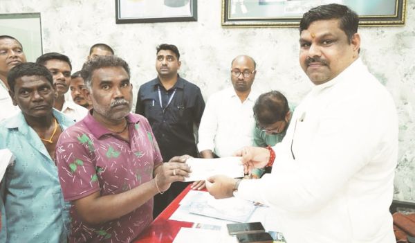 मंत्री यादव ने जरूरतमंदों को दी आर्थिक सहायता