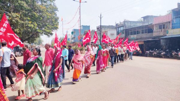 मजदूर दिवस पर निकाली रैली, दिवंगत श्रमिकों को श्रद्धांजलि
