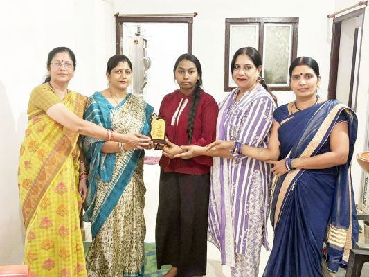 पृथ्वीम फाउंडेशन ने किया मेधावी छात्रा का सम्मान