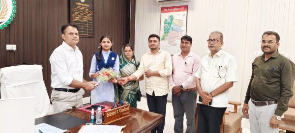 मेधावी विद्यार्थियों का सम्मान, कलेक्टर ने दी शुभकामनाएं