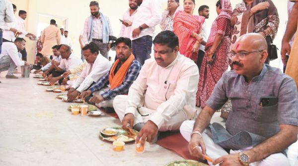 कैबिनेट मंत्री ने मजदूरों संग पंगत में बैठकर किया भोजन