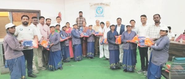 मजदूर दिवस पर स्वच्छता दीदीयों  का सम्मान, 77 पीपीई किट बांटे