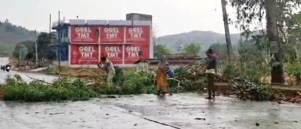 आंधी-तूफान से जनजीवन प्रभावित, गर्मी से मिली राहत