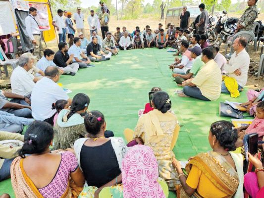 पुसगुड़ा में सुशासन तिहार: कलेक्टर ने महुआ पेड़ के नीचे लगाई जनचौपाल