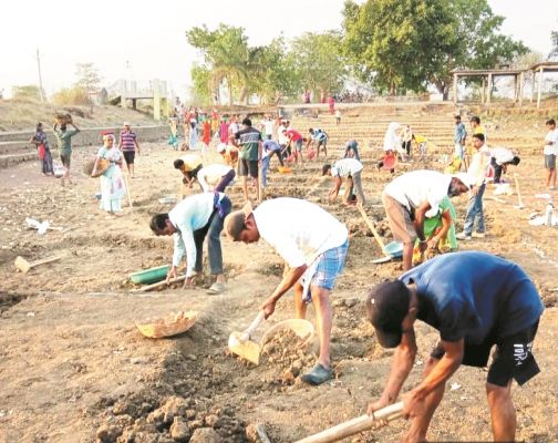 कुरुद ब्लॉक में मनरेगा से रोज दस लाख कमा रहे मजदूर