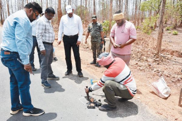 सडक़ की कटिंग कर जांची गुणवत्ता