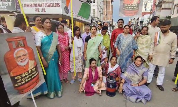 सिलेंडर की बढ़ती कीमत, कांग्रेसियो का विरोध प्रदर्शन
