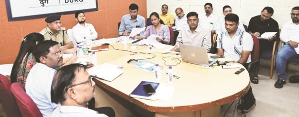 प्रभारी मंत्री विजय शर्मा ने की सुशासन तिहार की तैयारियों पर चर्चा