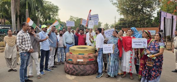  गैस कीमतों में बढ़ोतरी के विरोध  में कांग्रेस का प्रदर्शन