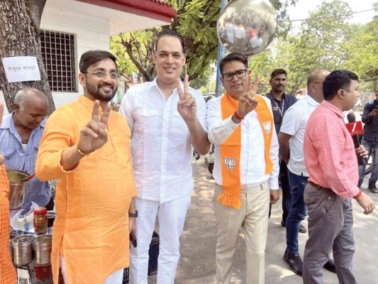 बंगाल-असम में जीत पर भाजपा दफ्तर में जश्न
