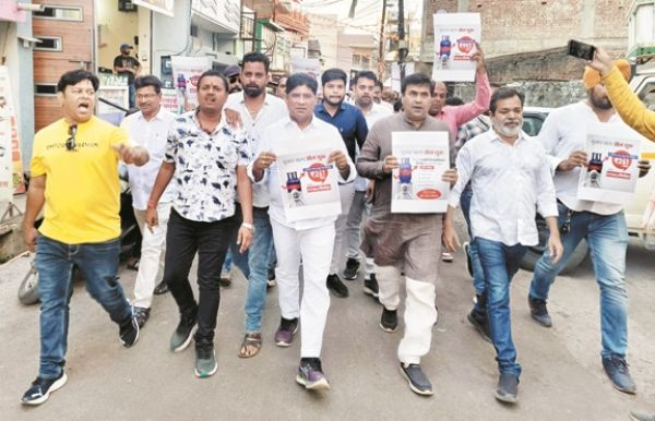 सिलेंडर के बढ़ते दाम और महंगाई के विरोध में सडक़ पर उतरे कांग्रेसी