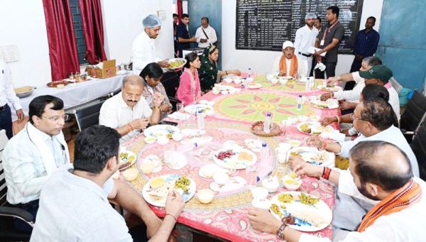 ग्राम सिलमा में जन चौपाल के बाद मुख्यमंत्री ने हितग्राहियों के साथ किया भोजन