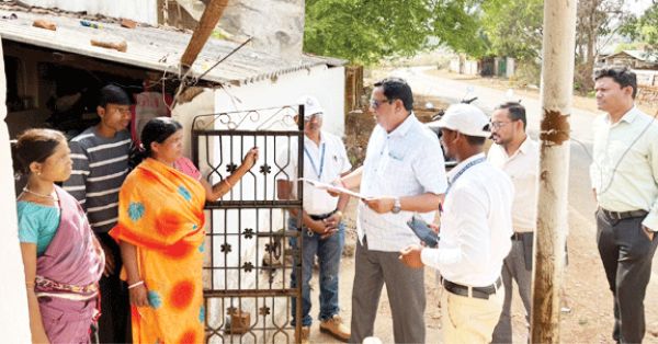 कमिश्नर ने करपावंड तहसील के चिउरगांव में जनगणना कार्य का लिया जायजा