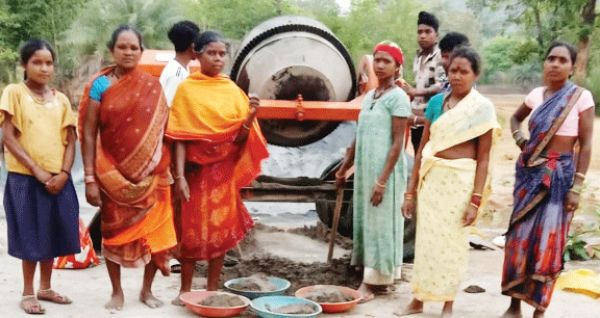 ईंट निर्माण कार्य से आत्मनिर्भर बन रही हैं समूह की महिलाएं