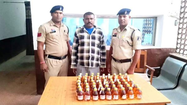 अवैध शराब बेचते जिलाबदर पकड़ाया
