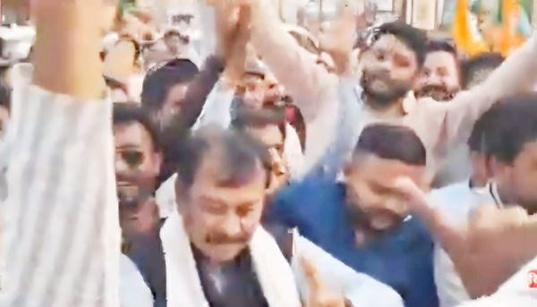  बंगाल में भाजपा की जीत पर आतिशबाजी कर मनाया जश्न